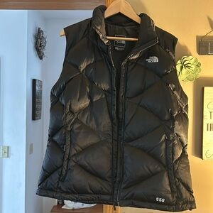 Ladies XL quilted North Face vest. EUC